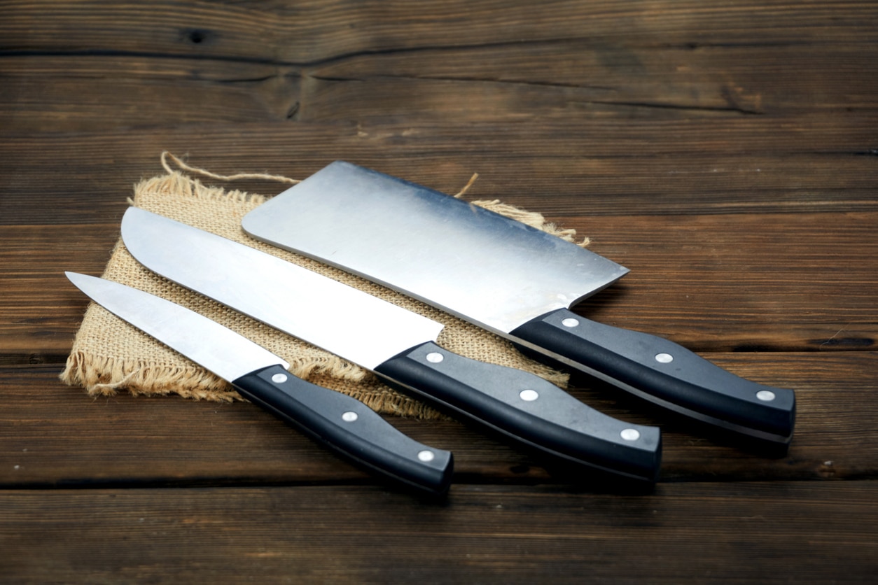 Plusieurs couteaux aiguisés sur une table