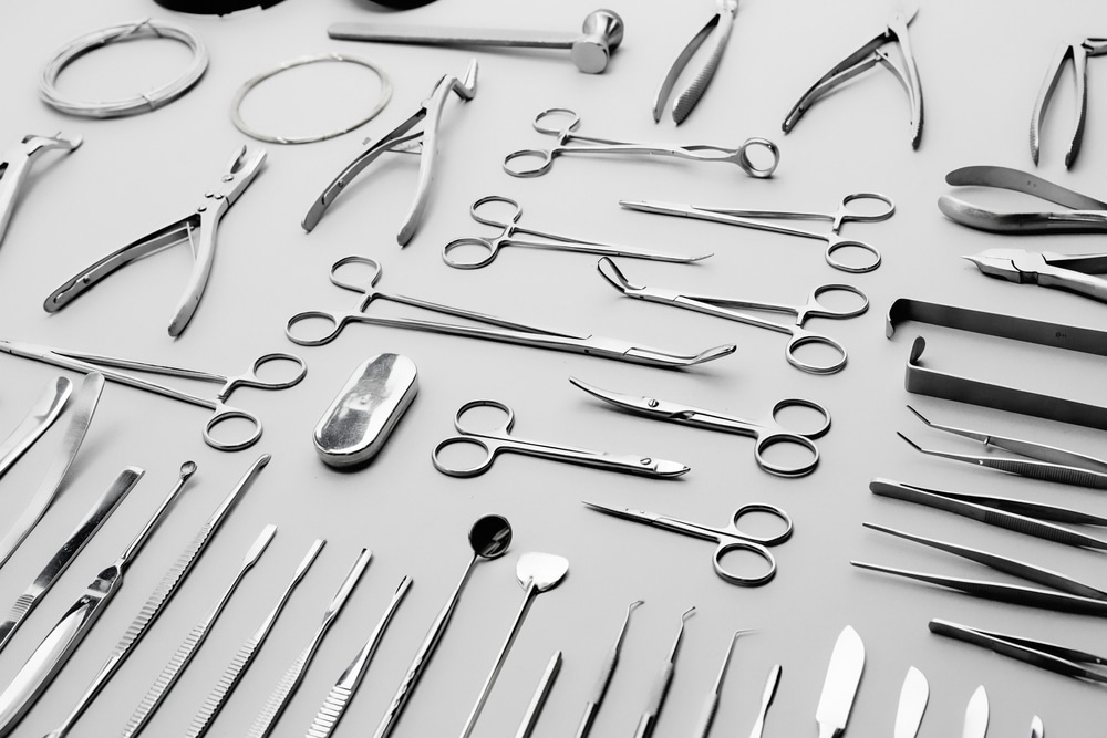 Outils de chirurgie sur table d'opération