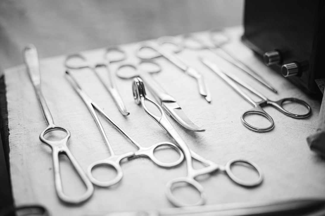 Outils de chirurgie aiguisés