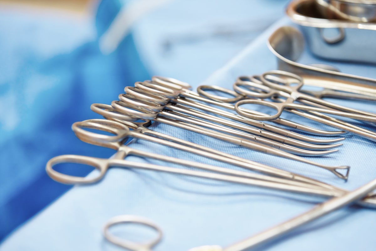 Outils de chirurgie sur table d'opération