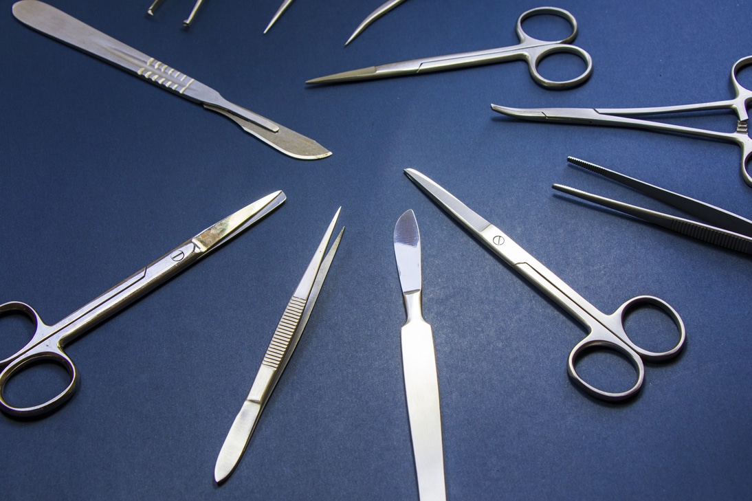 Outils de chirurgie sur table d'opération