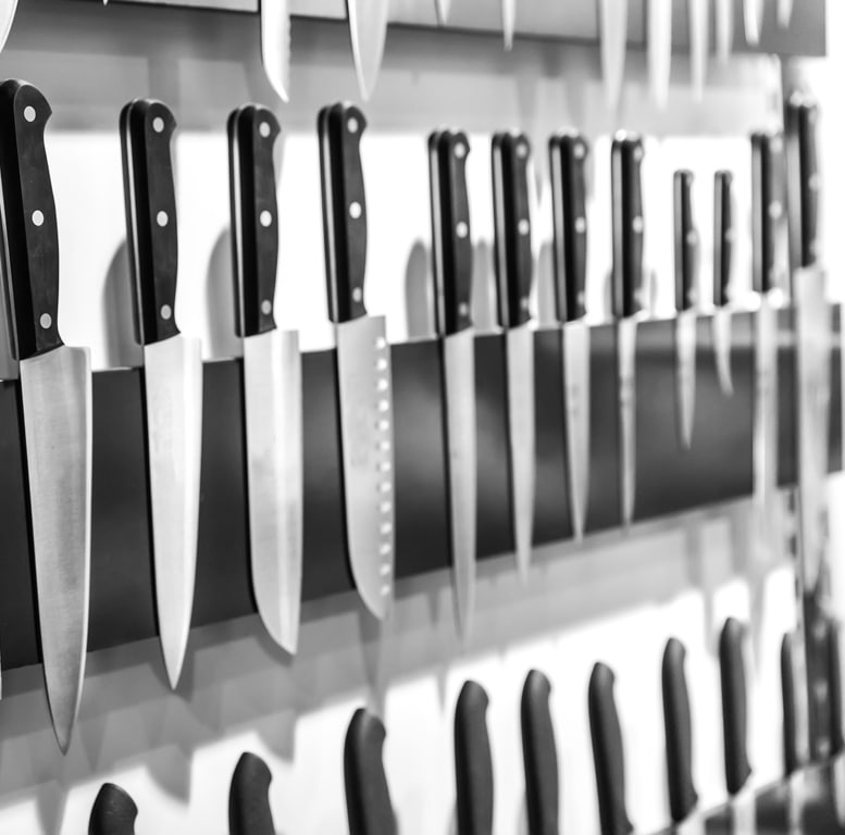 Lot de couteaux sur un mur de cuisine